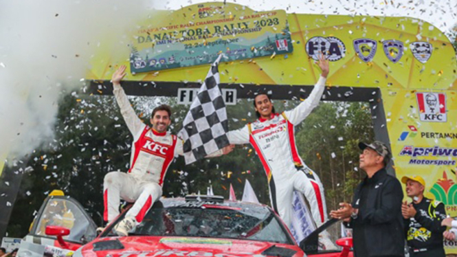Selebrasi Sean Gelael usai jadi yang tercepat di APRC 2023
