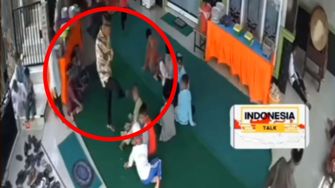Bapak-Bapak Tendang Kepala Bocah di Masjid