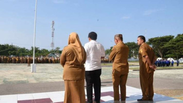 Bupati Saipul Mbuinga memimpin apel kerja di Marisa, Kabupaten Pohuwato, Gorontalo, Senin, 25 September 2023.