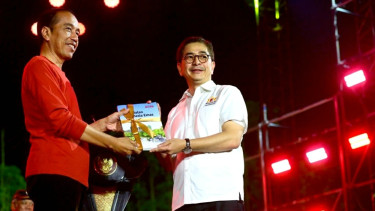 President Jokowi receives Golden Indonesia 2045 Road Map Book from Kadin