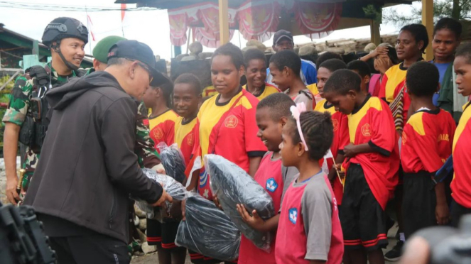 VIVA Militer: Letjen TNI Richard T berikan bantuan untuk anak sekolah di Nduga