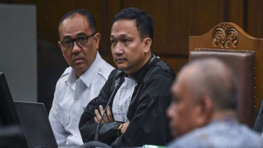 Mantan pegawai pajak Rafael Alun Trisambodo mendengarkan keterangan saksi 