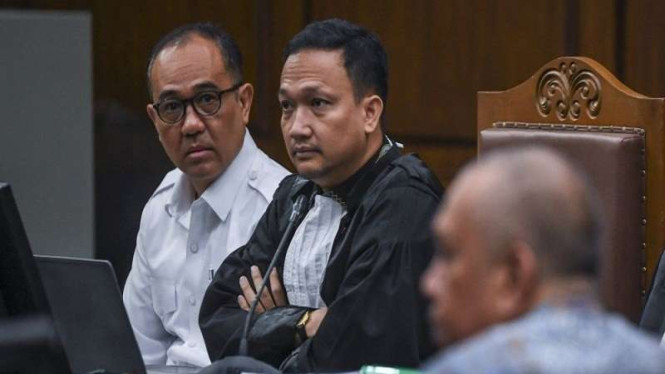 Mantan pegawai pajak Rafael Alun Trisambodo mendengarkan keterangan saksi 