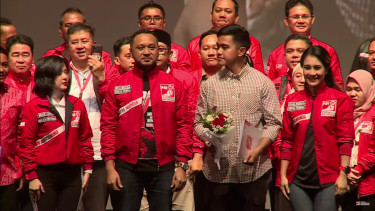 Momen Kaesang terima bunga dari Giring usai didaulat jadi Ketum PSI