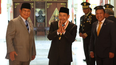 Menteri Pertahanan, Prabowo Subianto memberikan Penghargaan Dharma Pertahanan Utama kepada Wantimpers RI, Habib Muhammad Luthfi bin Ali bin Yahya.