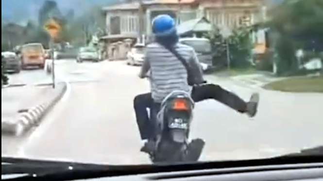 VIVA Otomotif: Pemotor belok pakai sein kaki.