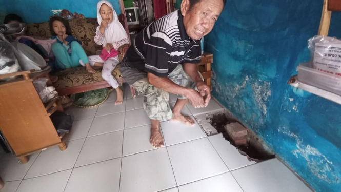 Lantai rumah warga di Tasikmalaya tiba-tiba mengeluarkan hawa panas