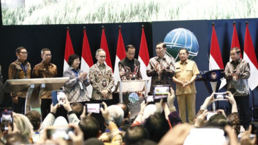 Presiden Joko WIdodo, Ketua Dewan Komisioner Otoritas Jasa Keuangan (OJK) Mahendra Siregar, dan jajaran pejabat lainnya dalam peluncuran Bursa Karbon di Main Hall, Bursa Efek Indonesia (BEI), Jakarta, Selasa, 26 September 2023.