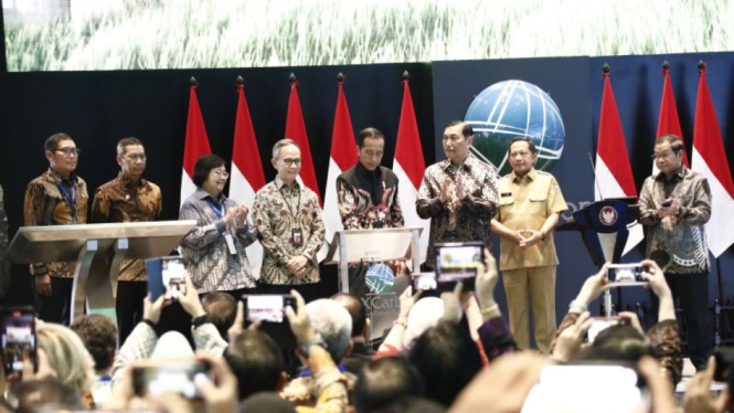 Presiden Joko WIdodo, Ketua Dewan Komisioner Otoritas Jasa Keuangan (OJK) Mahendra Siregar, dan jajaran pejabat lainnya dalam peluncuran Bursa Karbon di Main Hall, Bursa Efek Indonesia (BEI), Jakarta, Selasa, 26 September 2023.