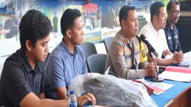 Kapolres Gianyar AKBP Ketut Widiada merilis tersangka kasus lift putus 