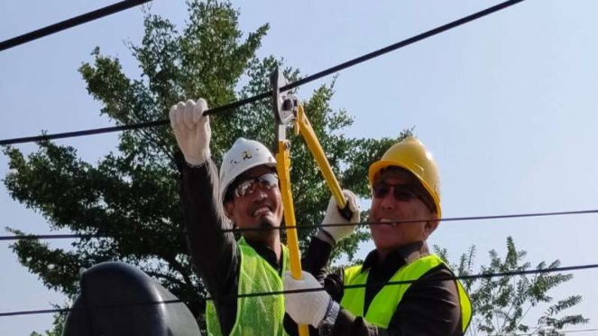 Foto Kabel Udara Semrawut Di Depok Ditertibkan