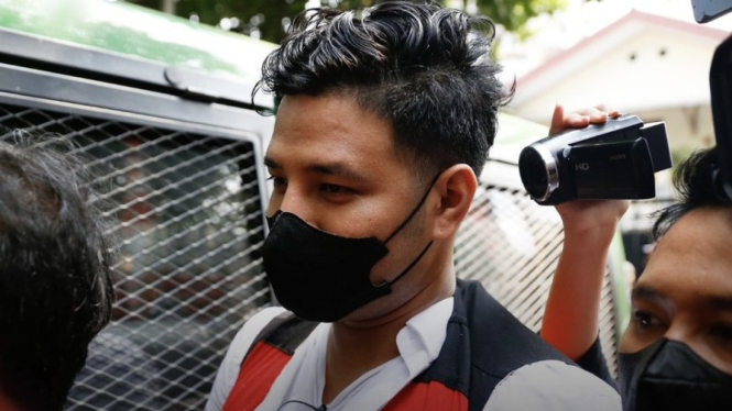 Artis sinetron, Ammar Zoni, ditangkap karena kasus narkoba.