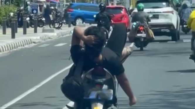 Viral Pengendara Motor Rebahan di atas motor saat berkendara.