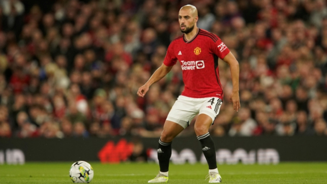 Sofyan Amrabat membela Manchester United