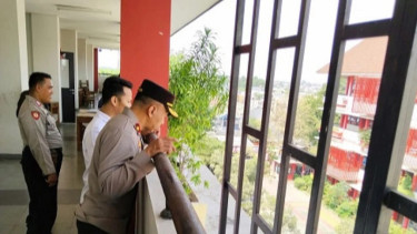 Polisi melakukan pemeriksaan TKP jatuhnya siswi SD di Petukangan Utara