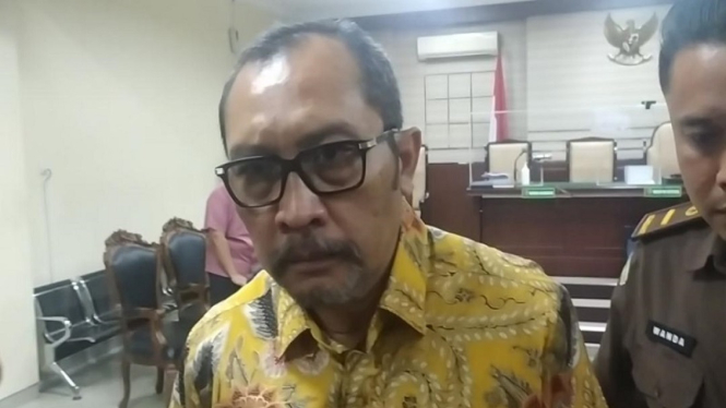 Terdakwa Sahat Tua Simanjuntak saat sidang di Pengadilan Tipikor Surabaya.