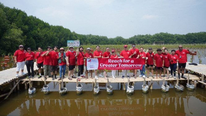 Aksi penanaman pohon mangrove lindungi pantai dari erosi di pesisir Jakarta