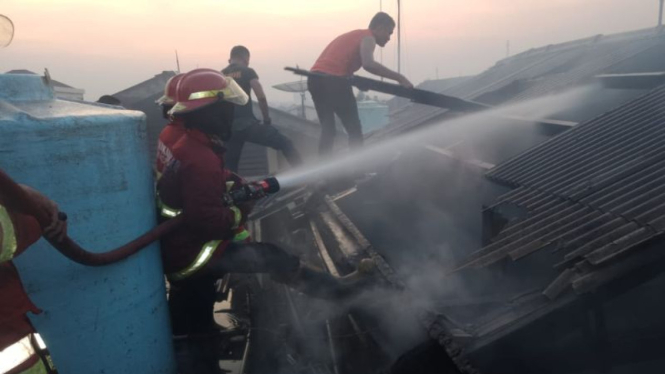 Petugas saat padamkan asrama Mako Brimob  yag terbakar.