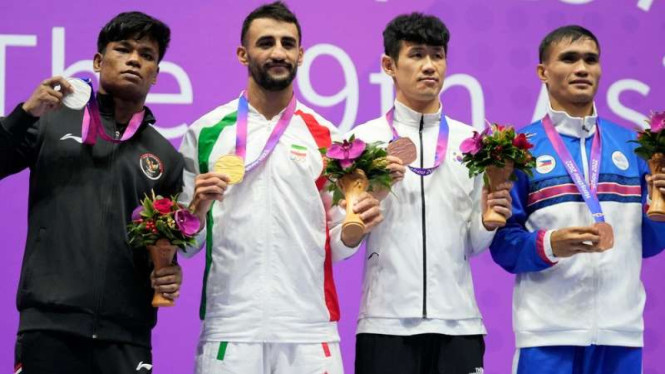 Atlet wushu Indonesia Samuel Marbun (kiri) sabet medali perak Asian Games 2022