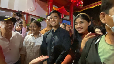 Kaesang dan istrinya Erina Gudono Saat Kunjungi Wihara di Karet