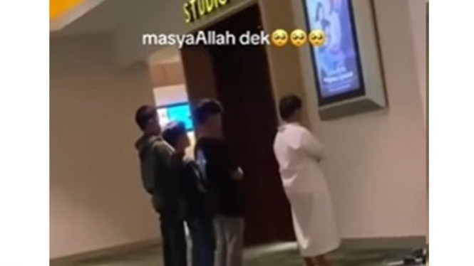 Bocah laki-laki sholat di bioskop