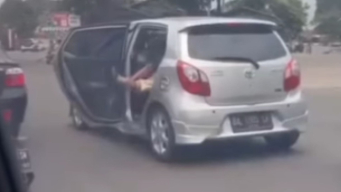 Perempuan teriak minta tolong dari dalam mobil