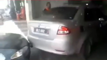 VIVA Otomotif: Mobil parkir sembarangan ditabrak pemilik rumah.