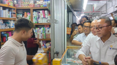 Menteri Perdagangan (Mendag) Zulkifli Hasan berbincang dengan pedagang di Pasar Asemka.