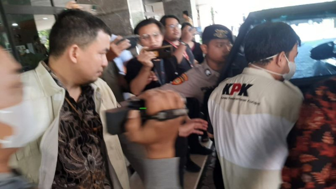 Petugas polisi dan penyidik KPK di kantor Kementerian Pertanian.