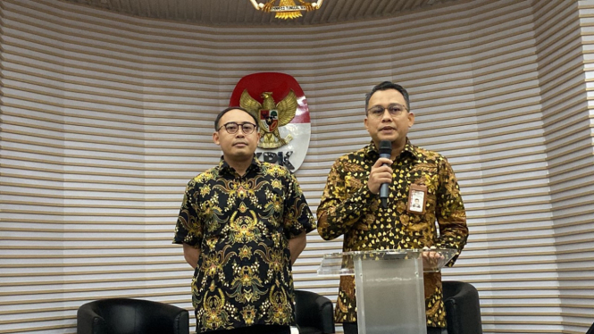 Kepala Bagian Pemberitaan KPK Ali Fikri (kanan)