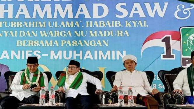 Pasangan bakal calon presiden dan wakil presiden Anies Baswedan dan Muhaimin Iskandar dalam safari politik dan memperingati maulid Nabi Muhammad SAW di Ponpes Ar-Raudah Batuan, Kabupaten Sumenep, Jawa Timur, Jumat, 29 September 2023.