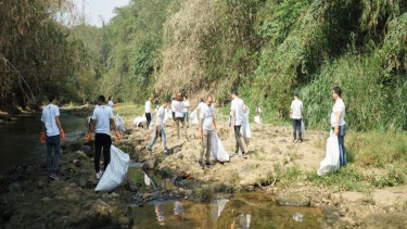 Aksi bersih-bersih Ciliwung, di Depok, Jabar.