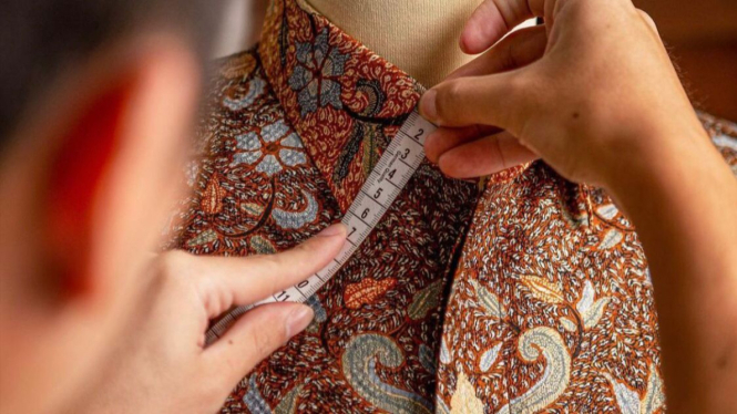 Ilustrasi Membuat Baju Batik