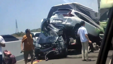 VIVA Otomotif: Kecelakaan beruntun di Jalan Tol Ungaran - Semarang