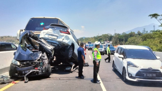 Tabrakan beruntun di tol Semarang Bawen