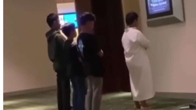 Gerombolan Bocah Sholat Berjamaanh di Bioskop