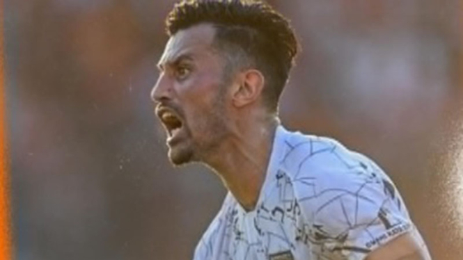 Selebrasi Stefano Lilipaly usai bobol gawang Madura United