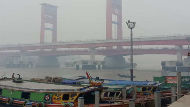 Kondisi kabut asap di Palembang yang dikhawatirkan makin menebal.