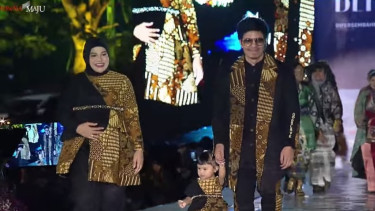 Keluarga Atta Halilintar di catwalk Istana Berbatik