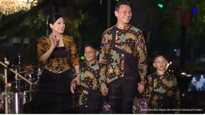 Keluarga Titi Kamal di Catwalk Istana Berbatik