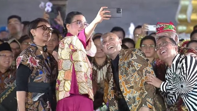 Sri Mulyani dan para menteri selfie di catwalk Istana Berbatik