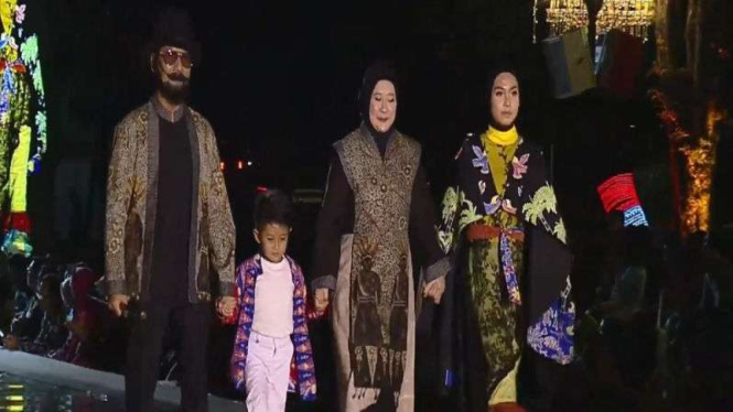 Pj Gubernur DKI Jakarta Heru Budi Hartono berjalan di catwalk.