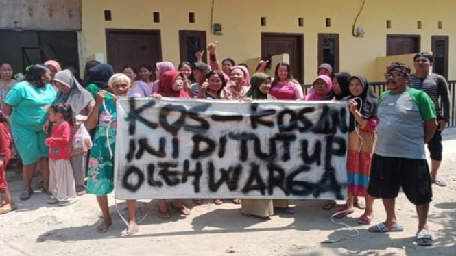 Emak-emak tutup kos-kosan karena dicurigai jadi sarang prostitusi.