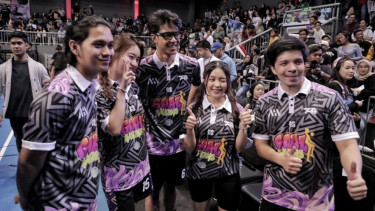 Atta Halilintar (kanan) dan sejumlah publik figur main futsal.