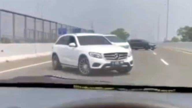 VIVA Otomotif: Viral mobil mewah putar balik di Jalan Tol Depok-Antasari
