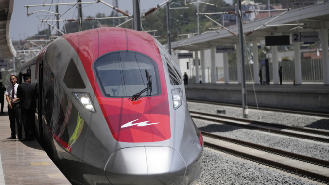 Kereta Cepat Jakarta-Bandung, Peluncuran dan Pembukaan