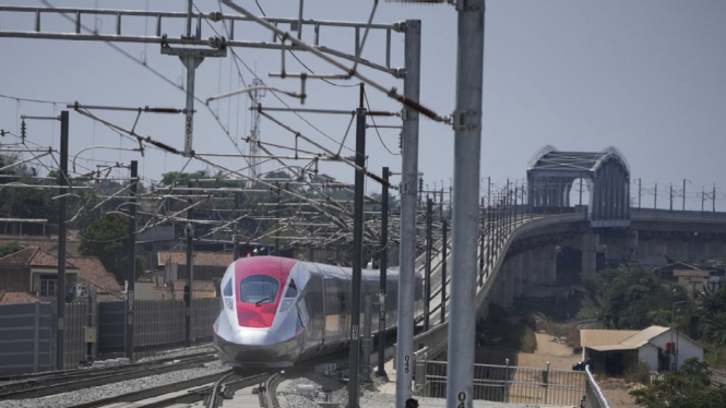 Kereta Cepat Jakarta-Bandung, Peluncuran dan Pembukaan