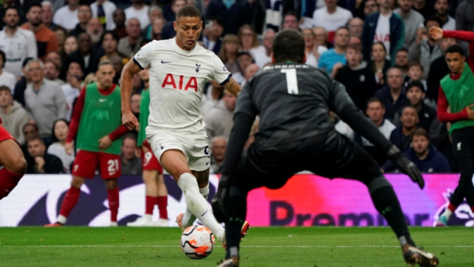 Penyerang Tottenham, Richarlison saat melawan Liverpool