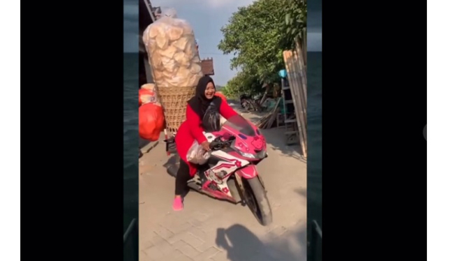 Penjual kerupuk motor sport