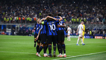 Pemain Inter Milan Merayakan Gol ke Gawang Benfica